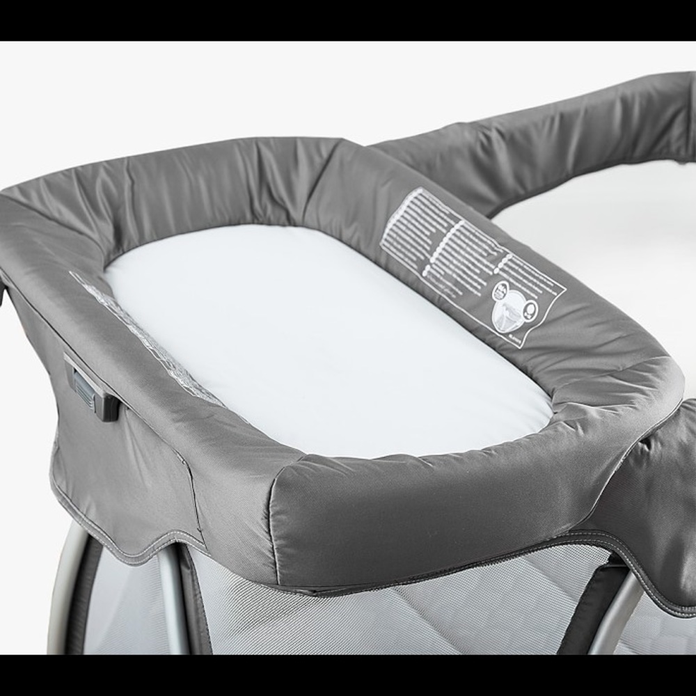 Nuna Sena play yard changing table